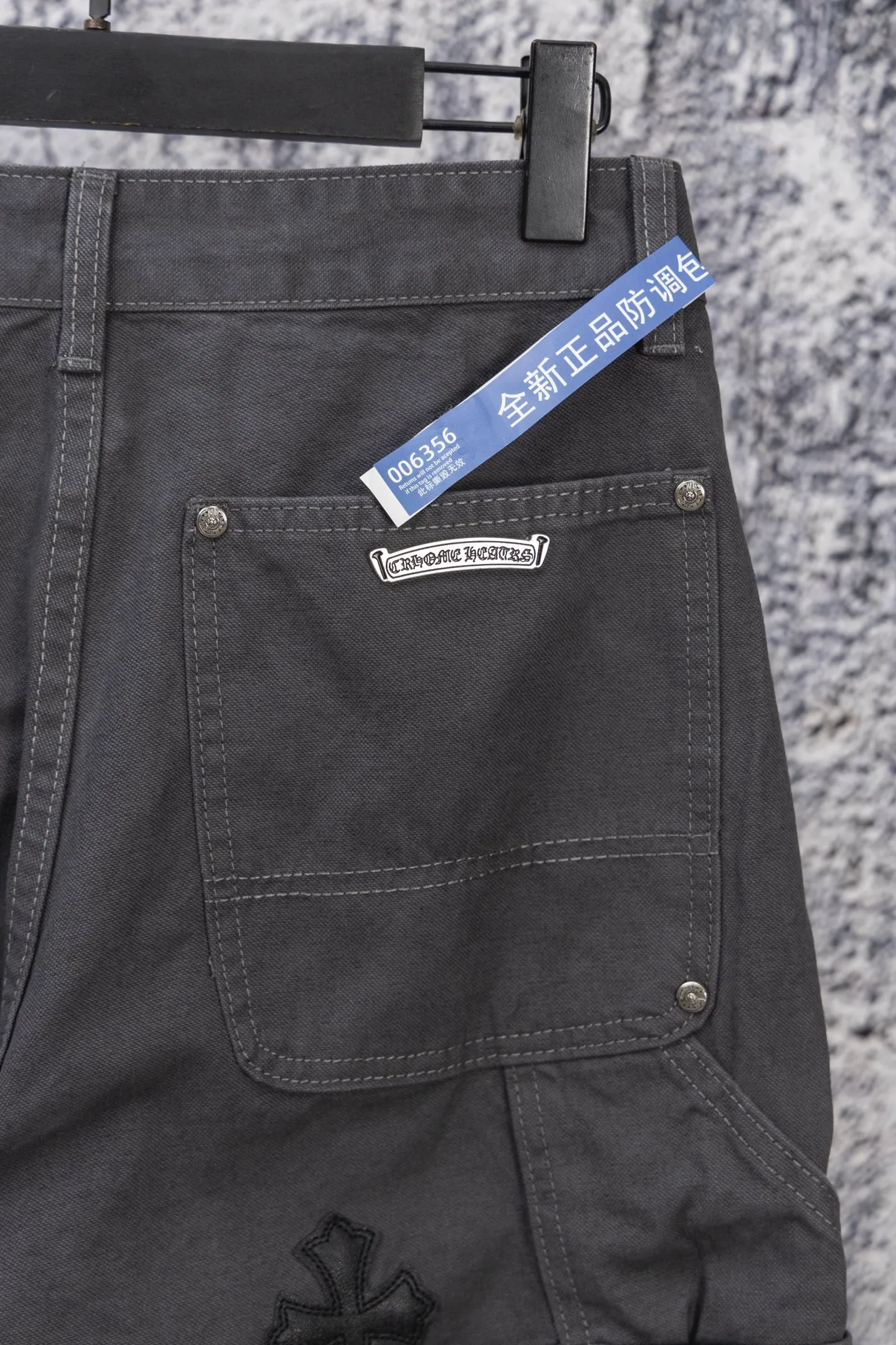P270 CH Chromehearts black and white cross patchwork leather gray workwear jeans and logging pants, priced at 34W level, patchwork cross pattern embellishment, washed jeans! ! An absolutely high-end luxury product, a 1.9W-level god-level single product, a super popular product, made by top heavy industry, a magic weapon that cannot be missed! [About Zangyin] This is an extremely luxurious fashion brand that can also be called the aristocracy of the high street. It has always been an exclusive brand for some hipsters or rich second generations. Compared with ordinary high streets, it is more luxurious and noble. Compared with luxury brands, it is more fashionable and individual. It has always been a brand that I have a special liking for. [Top heavy industry fashion design] Consistently high-street luxury style. Speaking of this style, the Zangyin family and GU family are definitely the leading representative brands. Especially the Zangyin family has really achieved a state-of-the-art effect in creating high-street style. The unique washed material is used to create this style. The color system is already quite eye-catching. After it is decorated with patchwork cross flowers, it cleverly highlights the charm of the brand. Secondly, this style uses classic The high-waist cutting design highlights the long legs and fashionable temperament of the upper body. The brand is highly recognizable and the slim fit configuration is more suitable for daily wear. It is a product that interprets personality, fashion, and specifications at a glance. This single product is enough to make any fan excited. It can be a white T-shirt for a youthful college style, or a tight suspender for a royal style. It has strong matching ability and can be easily controlled by men.  [Materials and craftsmanship] Needless to say, this point goes without saying. As an excellent craftsman brand, Zangyin’s requirements for details and craftsmanship are really perfect. The washed color of this model has gone through so many processes, not to mention the embellishment of denim appliques. It is also purely hand-made and sewn. Just like what they believe in, only hand-made things have soul and have the meaning of wear. A top-notch heavy-duty fashionable denim item, I look forward to your perfect interpretation! !  Color: Gray Size: 28-36